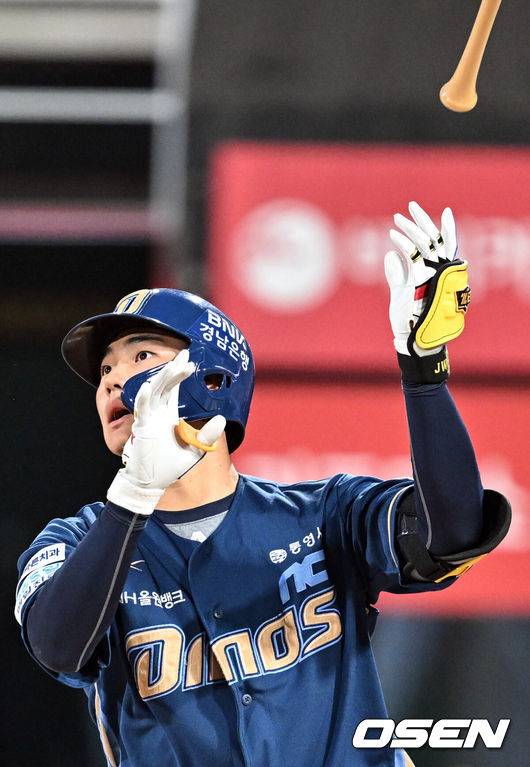 [OSEN=수원, 조은정 기자]10일 오후 경기도 수원 KT위즈파크에서 ‘2025 신한 SOL Bank KBO리그’ KT 위즈와 NC 다이노스의 경기가 열렸다.홈팀 KT는 오원석, 방문팀 NC는 라일리를 선발로 내세웠다.4회초 NC 선두타자 김주원이 달아나는 좌월 솔로 홈런을 날리고 있다. 2025.04.10 /cej@osen.co.kr