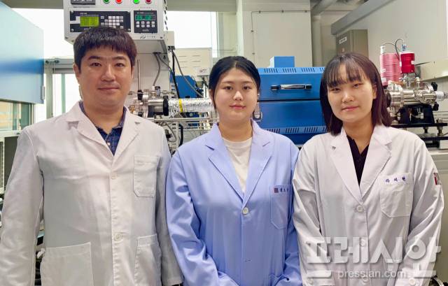 ▲차세대 나노구조체 연구를 맡은 연구팀. 왼쪽부터 임현섭 화학과 교수, 김지현 박사과정생, 라지현 석사과정생ⓒGIST