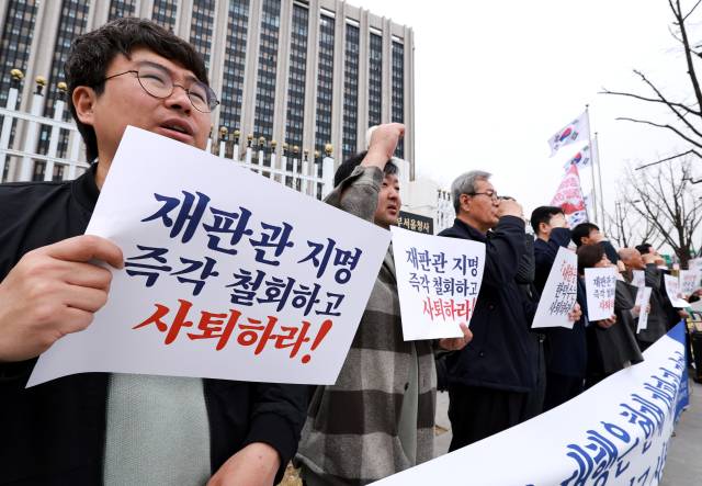 ▲내란청산·사회대개혁 비상행동에 참여하고 있는 시민사회단체 관계자들이 9일 정부서울청사 앞에서 한덕수 대통령 권한대행 국무총리의 후임 헌법재판관 지명과 관련해 한 권한대행을 직권남용으로 고발하고 이완규 법제처장의 수사를 촉구하는 기자회견을 하고 있다. ⓒ연합뉴스