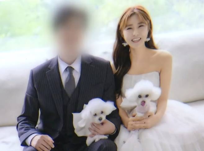 결혼 3개월 만에 30대 남편(왼쪽)에 살해당한 30대 여성 A씨의 결혼사진. A씨 유족은 억울한 죽음을 세상에 알려달라며 언론에 얼굴 공개를 요청했다. JTBC 보도화면 캡처