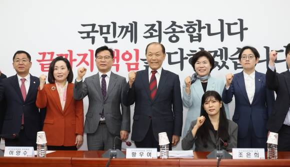 황우여(왼쪽 네 번째) 국민의힘 선거관리위원장을 비롯한 선관위 위원들이 9일 국회에서 열린 선관위 첫 회의에서 기념촬영을 하고 있다. 왼쪽부터 이상휘 의원, 전주혜 전 의원, 이양수 사무총장, 황 위원장, 조은희 의원, 이소희 전 혁신위원, 조지연 의원.  연합뉴스