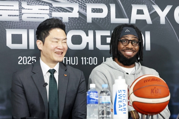 서울 SK 자밀 워니가 10일 서울 강남구 KBL센터에서 열린 2024~25 프로농구 플레이오프 미디어데이에서 전희철 감독과 환하게 웃고 있다. 뉴스1