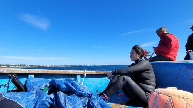 채지애 해녀(왼쪽)·현순직 해녀(오른쪽). 영화 ‘물꽃의 전설’ 스틸컷