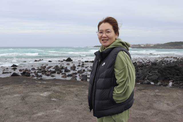 채지애 해녀가 작업장인 삼달리 바다 앞에 서 있다. 김수호 기자
