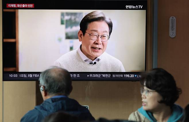 4월10일 서울역 대합실에서 한 시민이 더불어민주당 이재명 전 대표의 대통령 선거 출마 선언 영상을 지켜보고 있다. ⓒ연합뉴스