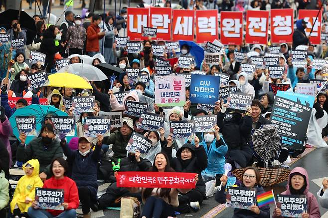 헌법재판소가 윤석열 전 대통령의 파면을 선고한 다음날인 4월5일 서울 종로구 광화문 앞에서 윤석열 즉각퇴진·사회대개혁 비상행동 주최로 열린 '승리의날 범시민대행진' 집회에서 참가자들이 구호를 외치고 있다. ⓒ연합뉴스