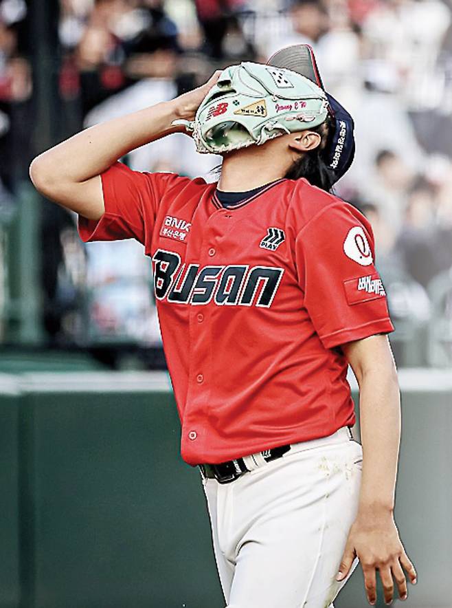 롯데 정철원이 지난 6일 사직 두산전에서 8회초 안타를 허용하고 실망하고 있다. 롯데 자이언츠 제공