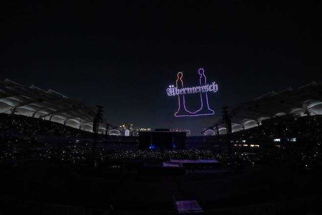 지난달 29일 고양시 일산 고양종합운동장에서 개최된 ‘지드래곤 2025 월드투어 위버멘쉬 인 코리아’에서 드론쇼가 펼쳐졌다. 갤럭시 코퍼레이션 제공