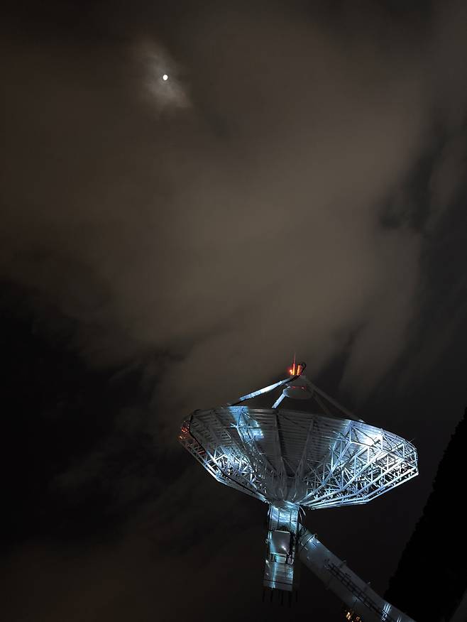 KAIST 우주연구원은 문화기술대학원의 이진준 교수가 지드래곤과 협업해 세계 최초로 미디어아트를 기반으로 한 ‘우주 음원 송출 프로젝트’에 성공했다고 10일 밝혔다. 사진은 지드래곤의 홈스윗홈 음원을 전송하는 모습. KAIST 제공.