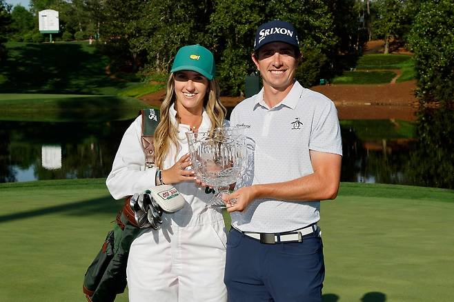 니콜라스 에차바리아가 10일 미국 조지아주 오거스타의 오거스타 내셔널GC에서 열린 마스터스 토너먼트 파3 콘테스트에서 우승한 뒤 캐디로 함께 한 여자친구와 트로피를 들고 미소짓고 있다. 오거스타|AFP연합뉴스