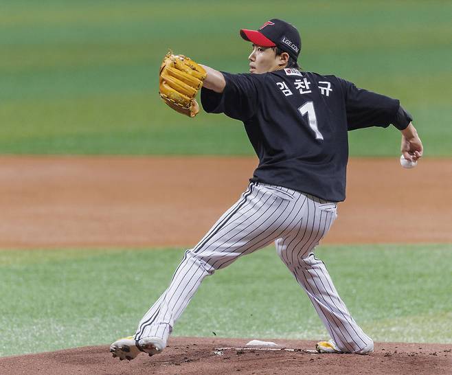 LG 임찬규가 10일 서울 구로구 고척 스카이돔에서 열린 키움과의 경기에서 선발 등판해 역투하고 있다. 연합뉴스