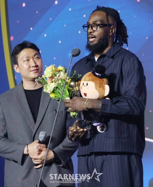 2024~2025 KCC 프로농구 시상식이 9일 서울 강남구 그랜드 인터컨티넨탈 서울 파르나스 그랜드볼룸에서 열렸다.  자밀 워니(SK)가 외국선수 MVP 수상 후 소감을 밝히고 있다. /사진=김진경 대기자.