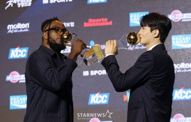 2024~2025 KCC 프로농구 시상식이 9일 서울 강남구 그랜드 인터컨티넨탈 서울 파르나스 그랜드볼룸에서 열렸다.  서울SK 자밀 워니(왼쪽)와 안영준이 외국선수, 국내선수 MVP 수상 후 포토타임을 갖고 있다. /사진=김진경 대기자.