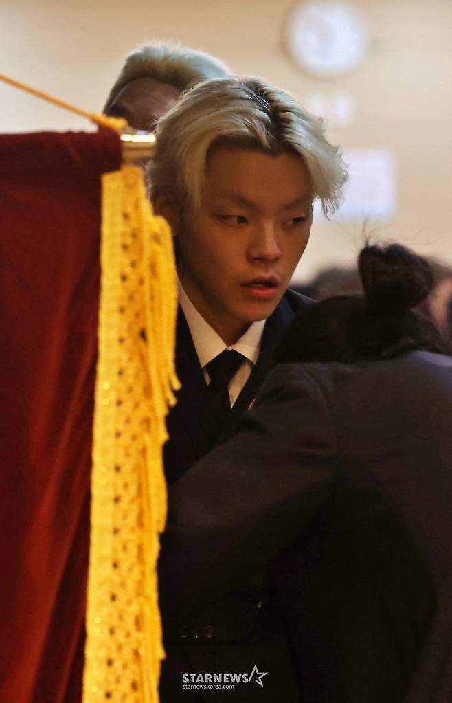 [부산=뉴시스] 하경민 기자 = 2일 부산 해운대구 해운대백병원 장례식장에 마련된 고 장제원 전 국회의원의 빈소에서 고인의 아들 장용준(노엘)이 빈소로 들어가고 있다. 2025.04.02. yulnetphoto@newsis.com /사진=원동화