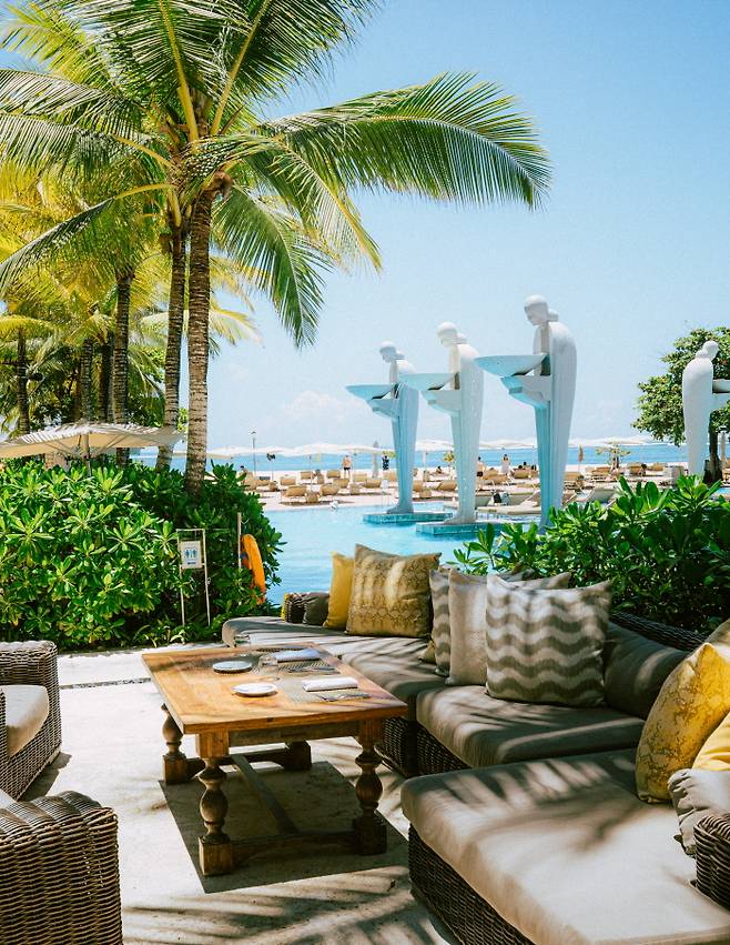 물리아 발리의 레스토랑, 솔레일에서 바라본 풍경. 오션풀장이 한눈에 가득 들어온다. 풀장 에 서 있는 거대 여인석상은 1기당 1억이다