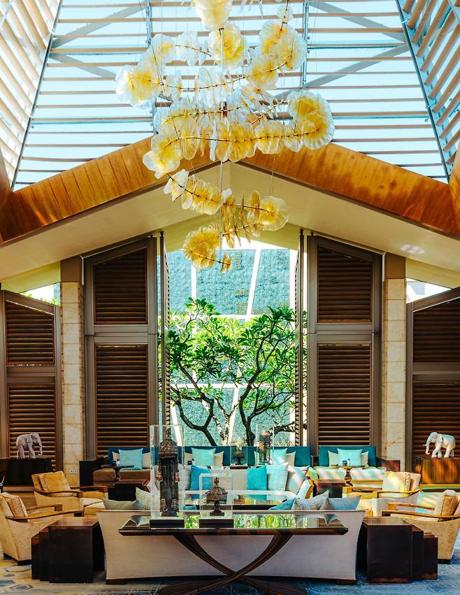 물리아 리조트 로비의 전경. 가지각색의 예술품으로 가득 차 있다. 벽면에는 커다란 코끼리 그림이 걸려 있다