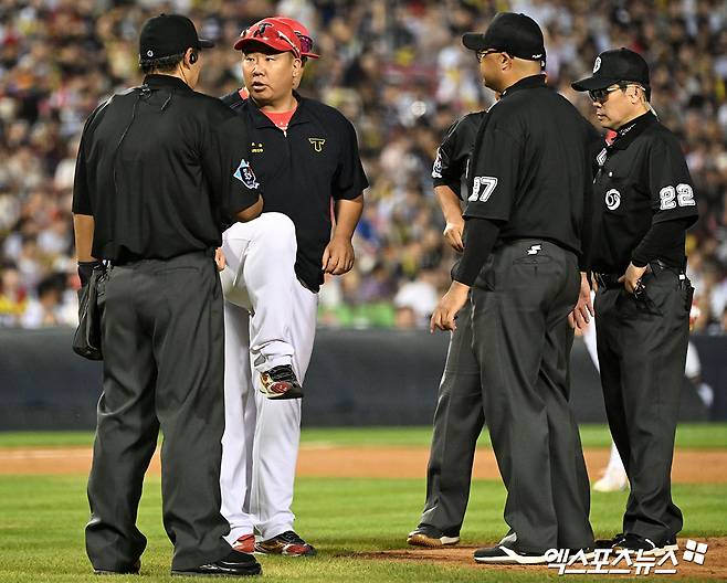 이범호 KIA 감독(왼쪽 두 번째)은 10일 사직구장에서 열릴 '2025 신한 SOL Bank KBO 리그' 롯데와 정규시즌 3차전 맞대결을 앞두고 지난 경기(9일 사직 롯데전) 어필 상황에 관해 설명했다. 엑스포츠뉴스 DB