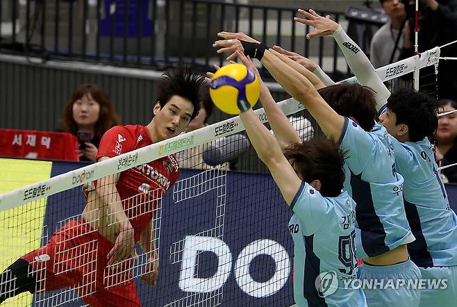 공격하는 임성진 (서울=연합뉴스) 5일 수원체육관에서 열린 도드람 2024-2025 V리그 남자부 한국전력과 우리카드의 경기. 한국전력 임성진이 공격하고 있다. 2025.3.5 [한국전력 배구단 제공. 재판매 및 DB 금지] photo@yna.co.kr