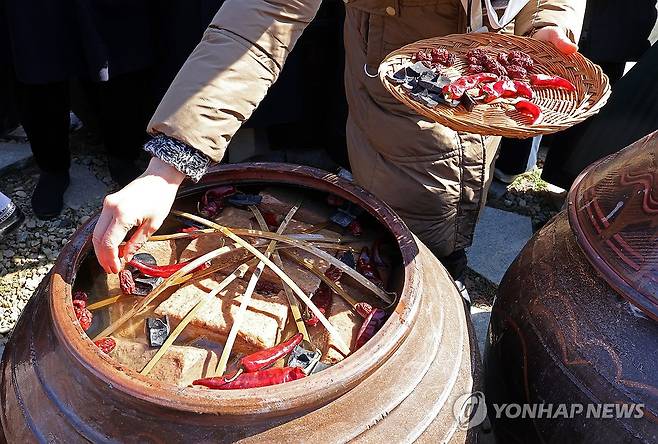 정월 장 담그기 [연합뉴스 자료사진] 지난 2월 18일 전남 담양군 기순도 장고(醬庫)에서 열린 유네스코 인류무형문화유산 '한국의 장담그기' 등재 기념 기순도 명인과 함께하는 정월 장(醬) 담그기에서 참석자가 장 담기 체험하고 있다. 2025.2.18 photo@yna.co.kr