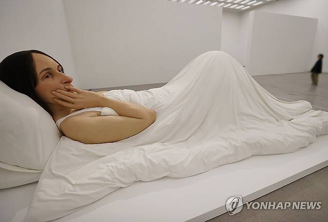 현대 조각 거장 '론 뮤익' 전시 내일 개막 (서울=연합뉴스) 이재희 기자 = 10일 서울 종로구 국립현대미술관 서울관에서 열린 '론 뮤익' 전시에 작가의 대표작인 '침대에서'가 전시돼 있다. 이 전시는 11일부터 7월 13일까지 열린다. 2025.4.10 scape@yna.co.kr