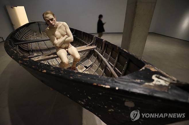 론 뮤익의 '배에 탄 남자' (서울=연합뉴스) 이재희 기자 = 10일 서울 종로구 국립현대미술관 서울관에서 열린 '론 뮤익' 전시에 '배에 탄 남자' 작품이 전시돼 있다. 이 전시는 오는 11일부터 7월 13일까지 열린다. 2025.4.10 scape@yna.co.kr