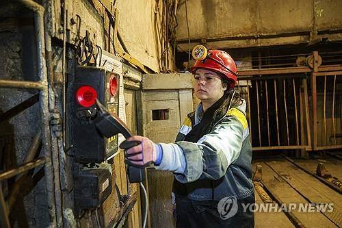 드니프로페트로우스크의 한 광산에서 일하는 여성 근로자 [AP 연합뉴스 자료사진. 재판매 및 DB 금지]
