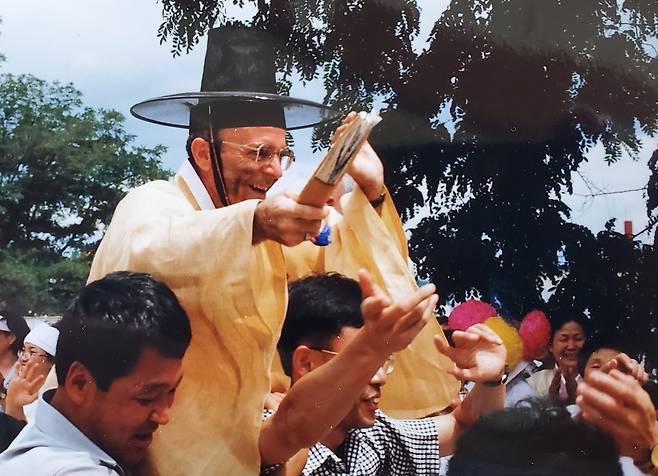 갓 쓰고 부채 든 두봉 주교 (의성=연합뉴스) 두봉 주교가 갓을 쓰고 부채를 든 채 즐거워하는 모습. [두봉 주교 보유 사진 재촬영. 재판매 및 DB 금지] photo@yna.co.kr