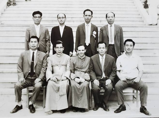 두봉 주교 서품 기념사진…김수환 추기경과 함께 (의성=연합뉴스) 두봉 주교(앞줄 왼쪽 세 번째)가 1969년 7월 25일 주교가 된 것을 기념해 찍은 사진. 김수환 추기경(앞줄 왼쪽 두 번째)이 두봉 주교 곁에 앉아있다. [두봉 주교 보유 사진 재촬영. 재판매 및 DB 금지] photo@yna.co.kr