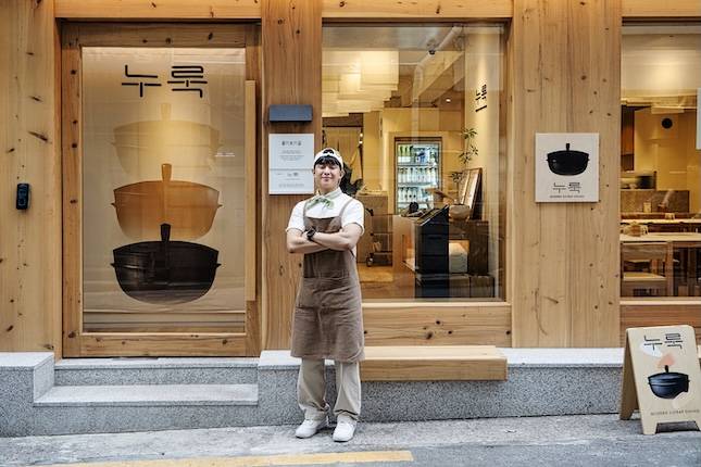 CJ푸드빌의 권수용 누룩 점장(과장)이 을지토끼굴 앞에서 포즈를 취하고 있다. / 사진=CJ푸드빌