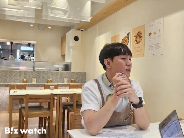 CJ푸드빌 권수용 누룩 점장이 9일 기자의 질문에 답하고 있다. / 사진=정혜인 기자 hij@