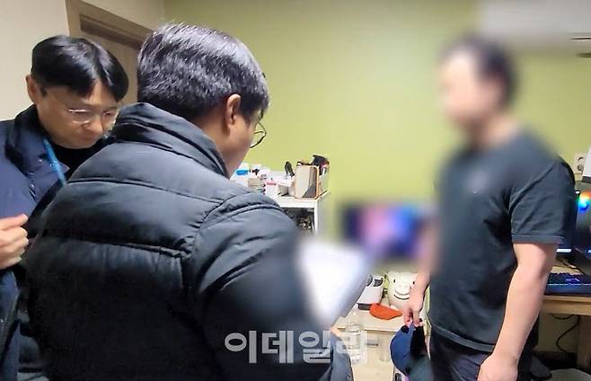 경찰이 텔레그램 대화방을 통해 유명 연예인 딥페이크 영상물을 제작·유포한 B씨(왼쪽)를 검거하고 있다.(사진=경기북부경찰청 제공)