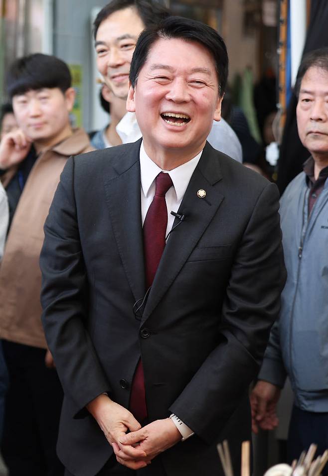 국민의힘 안철수 의원이 11일 대구 중구 서문시장을 찾아 시민들과 인사하며 웃고 있다. (사진=연합뉴스)