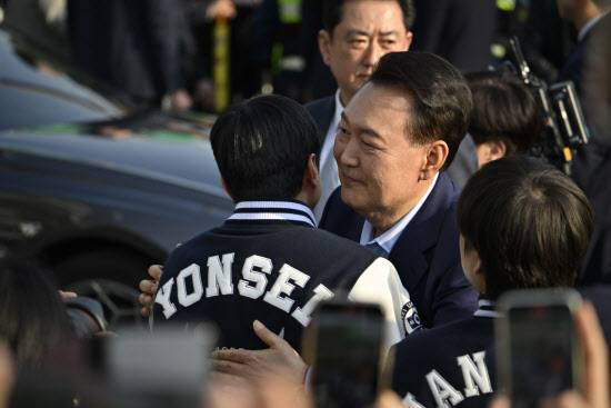 윤석열 전 대통령이 11일 서울 용산구 한남동 관저에서 나와 서초동 사저로 향하기 전 지지자들과 포옹하고 있다.(사진=연합뉴스)