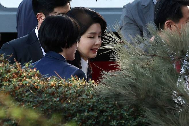 윤석열 전 대통령의 부인 김건희 여사가 11일 서울 서초구 아크로비스타 사저 앞에 도착해 지지자 및 주민들과 인사하고 있다.(사진=연합뉴스)