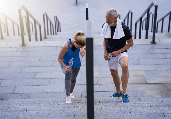 계단을 오르는 데 어려움이 있거나 지구력이 떨어지거나, 근육이 약해지거나, 균형 감각이 떨어진다면, 예전보다 근육량이 줄어들었을 수 있다. [사진= 게티이미지뱅크]