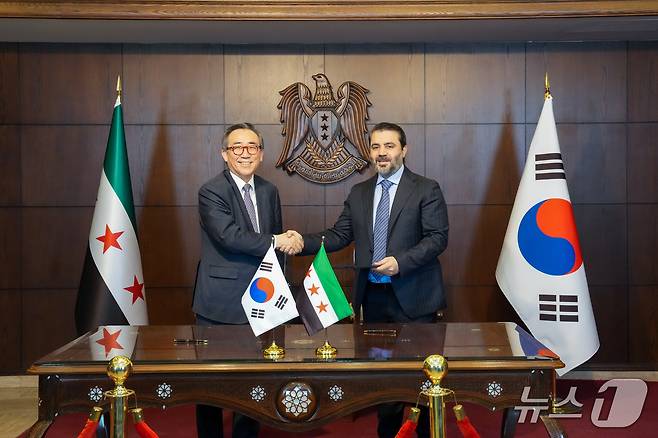 조태열 외교부 장관이 10일(현지시간) 시리아 다마스쿠스를 방문해 아스아드 알-샤이바니 시리아 외교장관과 만나 '한-시리아 수교 공동성명' 서명식 이후 기념 촬영을 하고 있다.(외교부 제공)