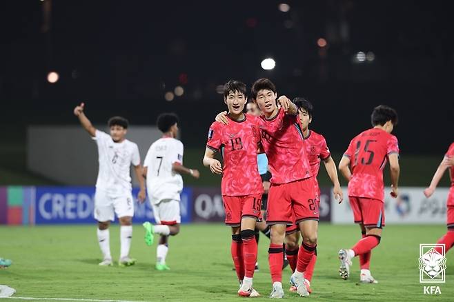 축구 17세 이하(U!7) 대표팀 김은성(왼쪽)이 11일 예멘을 상대로 결승골을 기록한 뒤 구현빈과 세레머니를 펼치고 있다. (대한축구협회 제공)