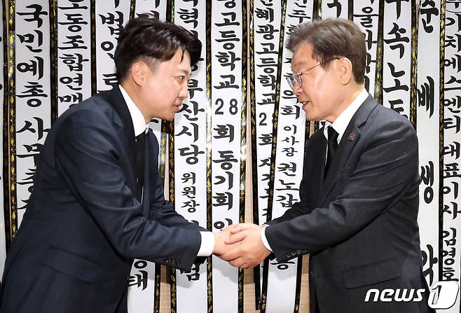 이재명 더불어민주당 대표(오른쪽)와 이준석 개혁신당 대표가 2024년 4월 18일 오후 서울 강동구 강동성심병원 장례식장에 마련된 박종철 열사 어머니 고 정차순 여사 빈소에서 만나 인사 나누고 있다.(공동취재) 2024.4.18/뉴스1 ⓒ News1 구윤성 기자