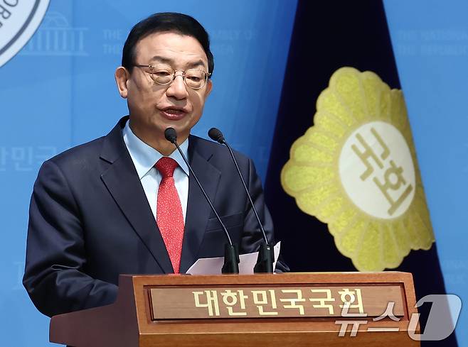 이정현 전 새누리당 대표가 8일 오전 서울 여의도 국회 소통관에서 제21대 대통령선거 출마 선언 기자회견을 하고 있다. 2025.4.8/뉴스1 ⓒ News1 김민지 기자