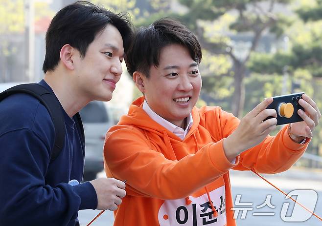 대권에 도전하는 이준석 개혁신당 의원이 11일 오전 대구 동구 동대구역네거리에서 출근길 인사 도중 한 시민의 요청에 기념촬영을 하고 있다. 2025.4.11/뉴스1 ⓒ News1 공정식 기자