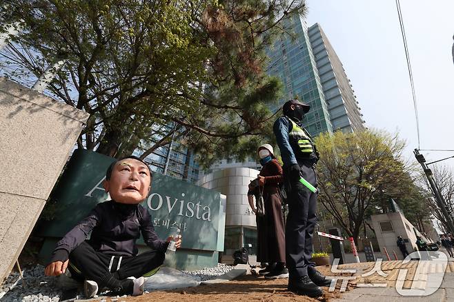 11일 윤석열 전 대통령 사저인 서울 서초구 아크로비스타 앞에 윤 전 대통령을 반대하는 한 시민이 윤 전 대통령 탈을 쓰고 앉아있다. 윤 전 대통령은 이날 오후5시 한남동 관저를 떠나 서초동 사저로 옮긴다. 2025.4.11/뉴스1 ⓒ News1 박세연 기자