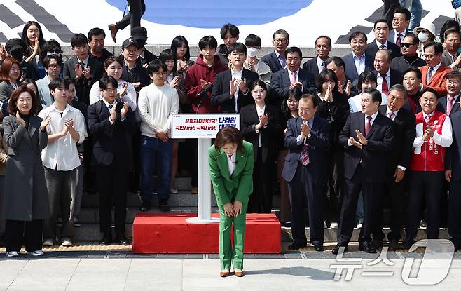 나경원 국민의힘 의원이 11일 오후 서울 여의도 국회 본청 계단에서 21대 대통령 선거 출마 선언 기자회견에 앞서 인사하고 있다. 2025.4.11/뉴스1 ⓒ News1 김민지 기자
