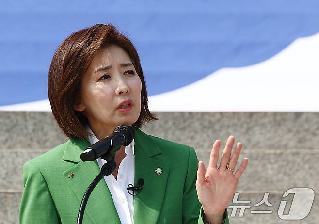 나경원 국민의힘 의원이 11일 오후 서울 여의도 국회 본청 계단에서 21대 대통령 선거 출마 선언 기자회견에서 지지자들을 향해 인사하고 있다. 2025.4.11/뉴스1 ⓒ News1 김민지 기자