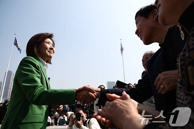 나경원 국민의힘 의원이 11일 오후 서울 여의도 국회 본청 계단에서 21대 대통령 선거 출마 선언 기자회견을 마치고 지지자들과 인사하고 있다. 2025.4.11/뉴스1 ⓒ News1 김민지 기자