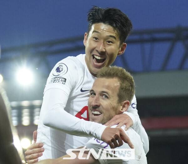 토트넘 홋스퍼에서 함께하면서 엄청난 시너지 효과를 보여줬던 손흥민과 해리 케인.&nbsp;​​​​​​​사진┃뉴시스/AP