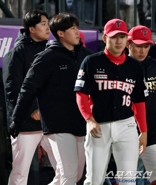 10일 부산 사직야구장에서 열린 KIA와 롯데의 경기, 롯데가 8대3으로 승리하며 3연패에서 탈출했다. 패전투수가 된 윤영철이 팬들에게 인사하기 위해 그라운드로 나서고 있다. 부산=허상욱 기자wook@sportschosun.com/2025.04.10/