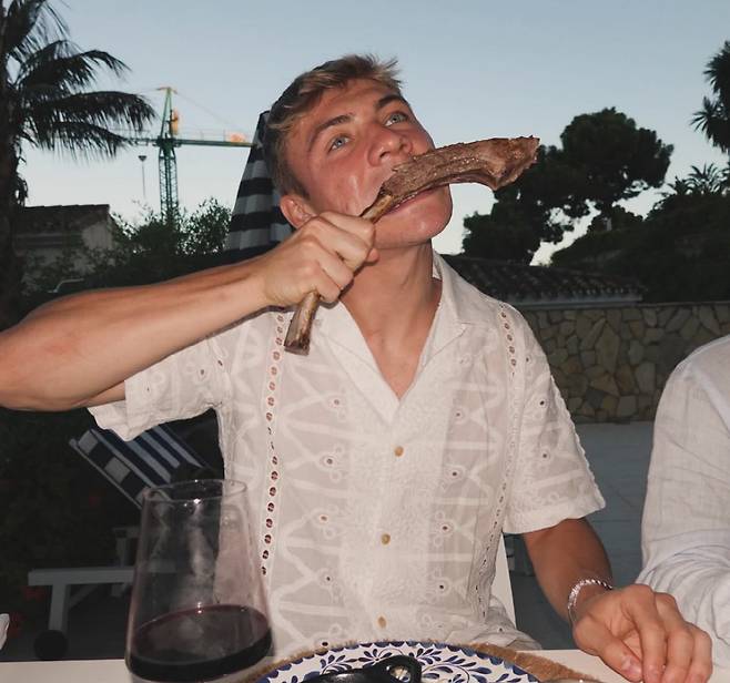 [스포츠조선 강우진 기자]맨체스터 유나이티드의 골칫거리로 전락한 라스무스 호일룬이 이탈리아 세리에 A로 떠날 가능성이 커지고 있다. 나폴리 이적설이 계속해서 떠오르는 가운데 유벤투스가 호일룬에 관심을 갖고 있다는 소식이다.

이탈리아 풋볼이탈리아는 10일(한국시각) 공신력 있는 마테오 모레토 기자의 발언을 인용하며 '나폴리와 유벤투스가 맨체스터 유나이티드의 공격수 라스무스 호일룬에 관심을 갖고 있으며, 이 중 유벤투스는 이미 비공식적인 협상을 시작했다'고 전했다. 사진=SNS