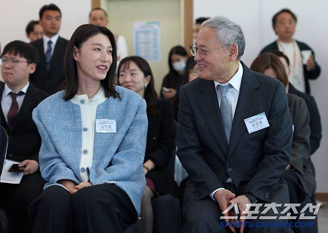 배구여제 김연경과 유인촌 문체부 장관이 담소를 나누고 있다. 사진제공=문화체육관광부