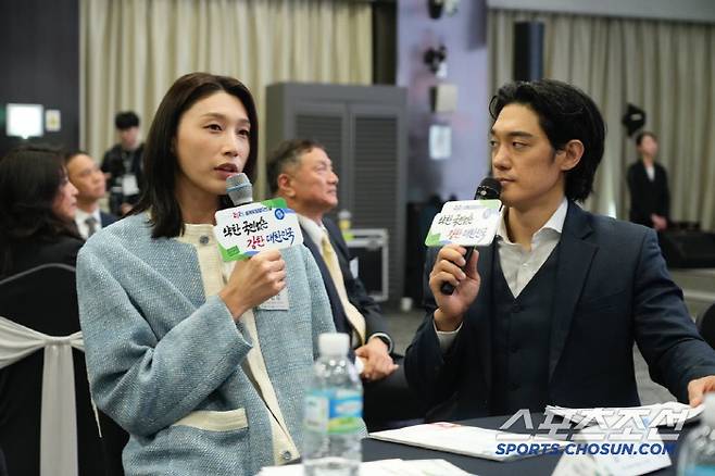배우 겸 만능 엔터네이터 박재민이 배구여제 김연경에게 '클린스포츠의 의미'에 대한 질문을 하는 모습. 사진제공=KADA