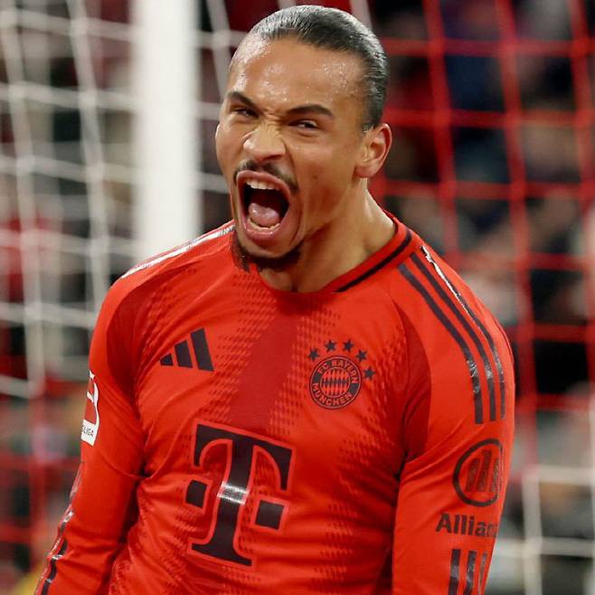 [스포츠조선 강우진 기자]손흥민의 이적설로 한창 이슈가 됐던 바이에른 뮌헨이 현실적인 선택을 하고 있다. 현재 팀에서 뛰고 있는 윙어 르로이 사네와의 계약 연장을 제안한 것이다. 최근 좋지 못한 결정력으로 비판 받아왔던 사네인 만큼 재계약 소식에 의아하다는 반응도 나온다.

독일 스카이스포츠는 11일(한국시각) '바이에른 뮌헨이 르로이 사네에게 공식적으로 계약 연장 제안을 한 것으로 확인됐다'고 보도했다. 사진=SNS